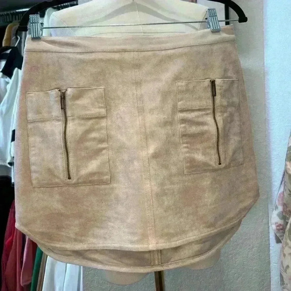 BCBMAXAZRIA Faux Suede Barely Pink Mini Skirt SZ Small Original $178 - Picture 5 of 10